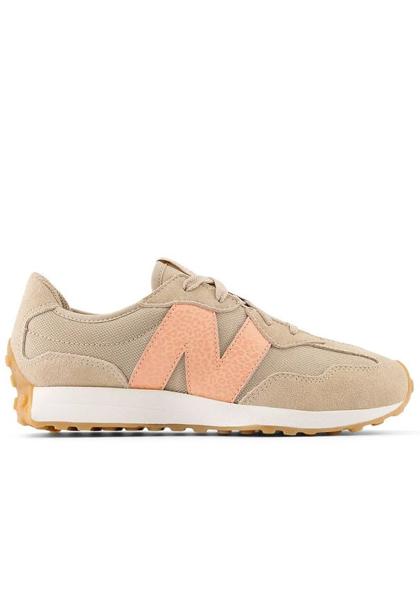 Buty młodzieżowe New Balance GS327WO - beżowe. Okazja: na co dzień. Zapięcie: sznurówki. Kolor: beżowy. Materiał: materiał, syntetyk, zamsz, guma. Szerokość cholewki: normalna. Sezon: lato