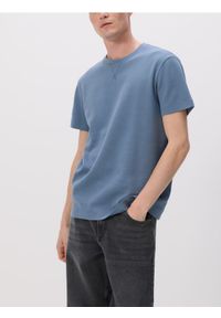 Reserved - Strukturalny t-shirt comfort fit - jasnoniebieski. Kolor: niebieski. Materiał: dzianina, bawełna