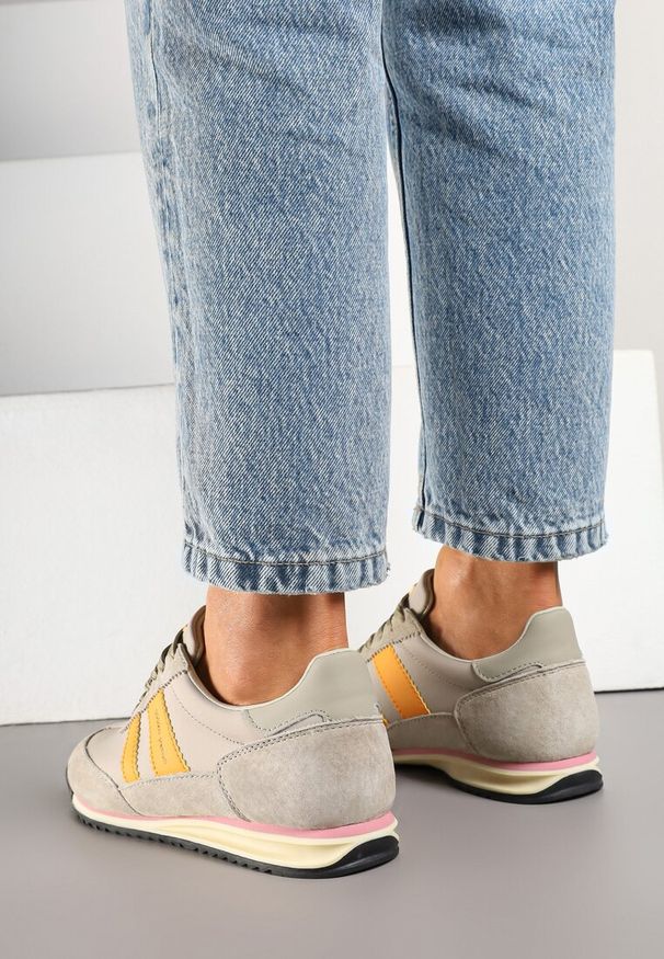 Renee - Beżowe Sneakersy ze Skórzaną Wkładką i Ozdobnymi Paskami Nasnella. Okazja: na co dzień. Zapięcie: pasek. Kolor: beżowy. Materiał: skóra