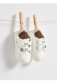 Sinsay - Sneakersy na rzepy Winnie the Pooh - biały. Zapięcie: rzepy. Kolor: biały
