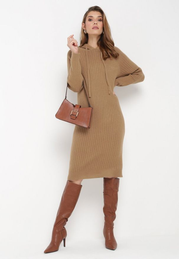 Born2be - Ciemnobeżowa Wełniana Sukienka z Kapturem w Prążki Tyrwe. Okazja: na co dzień. Typ kołnierza: kaptur. Kolor: beżowy. Materiał: wełna. Długość rękawa: długi rękaw. Wzór: prążki. Typ sukienki: proste. Styl: klasyczny, casual, elegancki