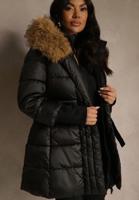 Renee - Czarna Pikowana Kurtka z Paskiem i Kapturem z Futerkiem Lilittia. Kolor: czarny. Materiał: futro. Sezon: zima. Styl: elegancki #4