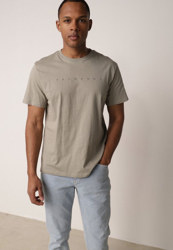 Born2be - Ciemnobeżowa Koszulka T-shirt z Bawełny Ozdobiona Napisem Palidia. Okazja: na co dzień. Typ kołnierza: kaptur. Kolor: beżowy. Materiał: bawełna. Wzór: napisy, aplikacja. Styl: casual