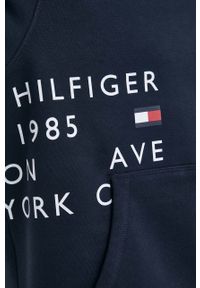 TOMMY HILFIGER - Tommy Hilfiger bluza męska kolor granatowy z kapturem z nadrukiem. Typ kołnierza: kaptur. Kolor: niebieski. Materiał: bawełna. Długość rękawa: długi rękaw. Długość: długie. Wzór: nadruk #4
