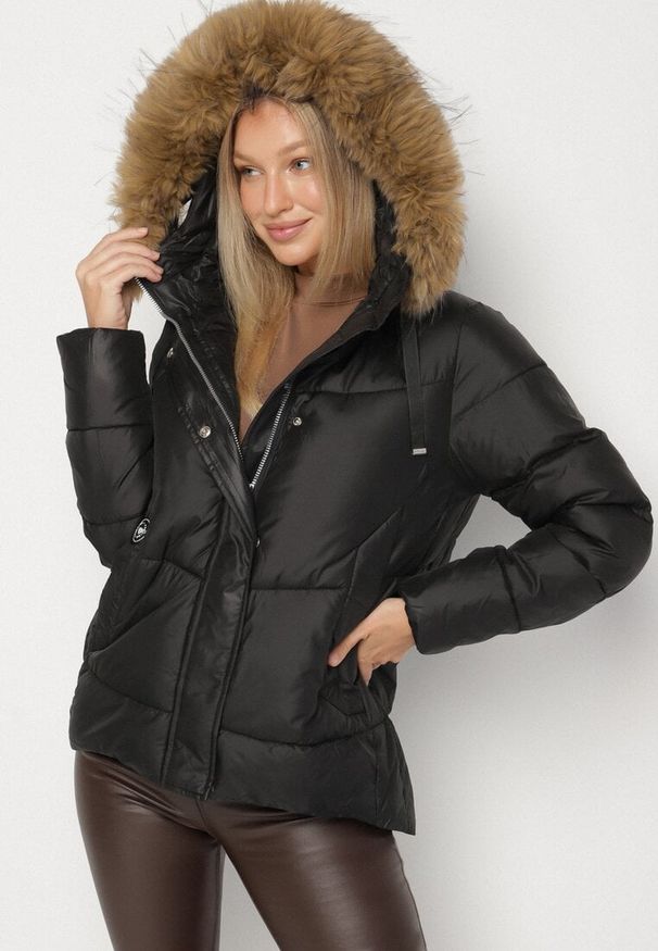 Born2be - Czarna Pikowana Kurtka o Trapezowym Kroju z Kapturem z Futrem Lanarela. Okazja: na co dzień. Typ kołnierza: kaptur. Kolor: czarny. Materiał: futro. Styl: casual, elegancki