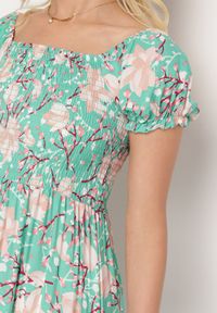 Born2be - Zielona Rozkloszowana Sukienka w Kwiaty z Marszczonym Dekoltem Disteria. Okazja: na co dzień. Kolor: zielony. Materiał: jeans. Wzór: kwiaty. Sezon: lato, wiosna. Styl: casual, elegancki, vintage #3