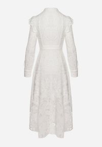Born2be - Biała Koronkowa Sukienka z Paskiem w Talii i Falbanką Nicasta. Okazja: na co dzień. Typ kołnierza: kołnierzyk stójkowy. Kolor: biały. Materiał: koronka. Długość rękawa: długi rękaw. Typ sukienki: proste. Styl: casual, elegancki #4