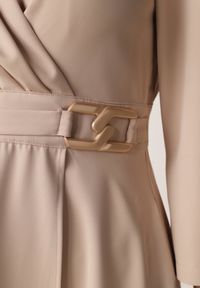 Born2be - Beżowa Kopertowa Sukienka Wieczorowa z Metaliczną Aplikacją w Talii Henalana. Okazja: na imprezę. Typ kołnierza: dekolt w serek. Kolor: beżowy. Wzór: aplikacja. Typ sukienki: kopertowe. Styl: wizytowy #5