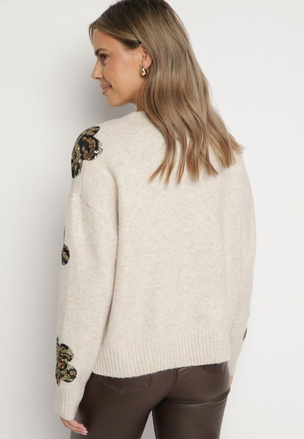 Born2be - Beżowy Sweter z Kwiatowymi Naszywkami i Cekinami Ciadora. Okazja: na co dzień. Kolor: beżowy. Materiał: jeans. Wzór: aplikacja, kwiaty. Styl: elegancki, casual