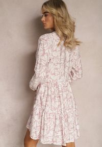 Renee - Różowo-Biała Kopertowa Sukienka Mini z Falbanką i Ozdobnym Printem Oletia. Kolor: różowy. Materiał: materiał. Długość rękawa: długi rękaw. Wzór: nadruk. Typ sukienki: kopertowe. Długość: mini
