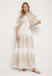Born2be - Biała Kopertowa Sukienka z Wiskozy Zdobiona Frędzlami i Metalicznym Haftem Redeirae. Okazja: na spacer, na co dzień. Typ kołnierza: dekolt w serek. Kolor: biały. Materiał: wiskoza. Wzór: aplikacja, haft. Typ sukienki: kopertowe. Styl: casual, klasyczny #1