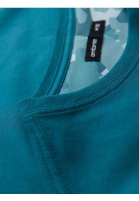 Ombre Clothing - Bawełniany męski t-shirt z printowaną kieszonką – turkusowy V1. Okazja: na co dzień. Kolor: turkusowy. Materiał: bawełna. Długość: krótkie. Wzór: aplikacja. Styl: klasyczny, casual #7