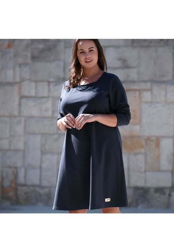 Moda Size Plus Iwanek - Grafitowa sukienka Klara XXL OVERSIZE JESIEŃ. Okazja: na co dzień, na spotkanie biznesowe, do pracy. Kolekcja: plus size. Kolor: szary. Materiał: dzianina, elastan, dresówka, bawełna. Długość rękawa: długi rękaw. Sezon: jesień. Typ sukienki: oversize. Styl: casual, biznesowy, elegancki