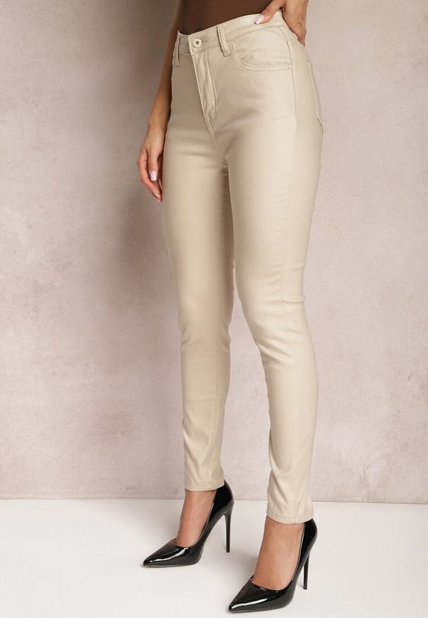 Renee - Beżowe Spodnie Skinny z Ekoskóry Zejomi. Stan: podwyższony. Kolor: beżowy. Materiał: skóra ekologiczna