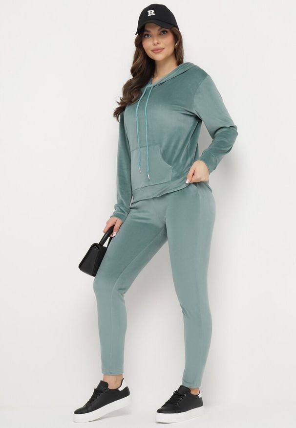Born2be - Miętowy Komplet Dresowy z Weluru Bluza z Kapturem i Spodnie z Gumką w Pasie Avinlia. Kolor: miętowy. Materiał: welur, dresówka