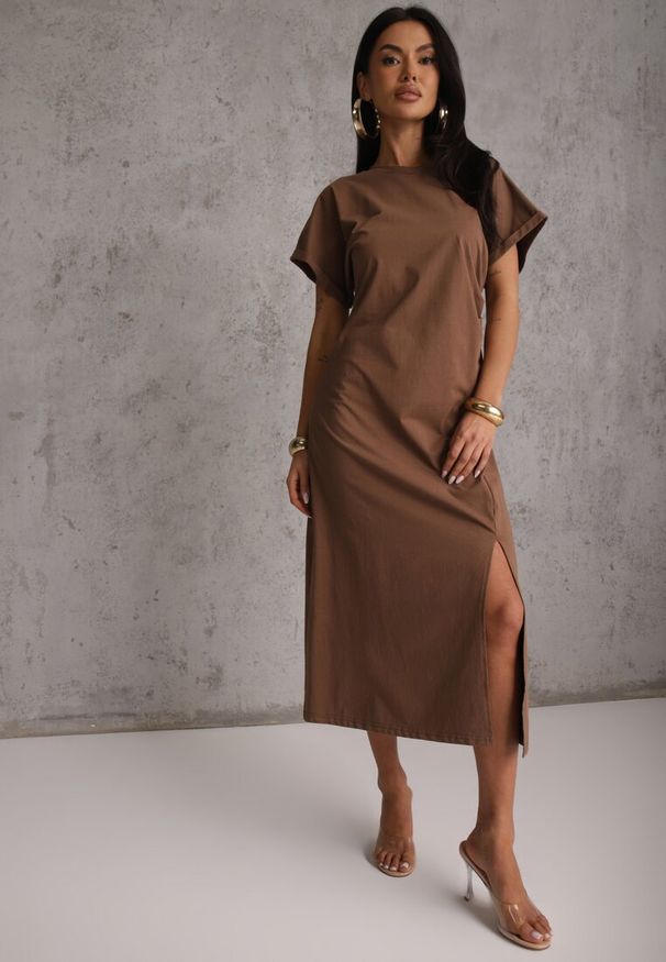 Renee - Brązowa Rozkloszowana Sukienka Zdobiona Drapowaniem w Talii i Rozcięciem Uziola. Okazja: na co dzień. Kolor: brązowy. Wzór: aplikacja. Typ sukienki: proste. Styl: casual