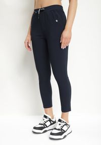 Born2be - Granatowe Spodnie z Nogawkami 7/8 Wiązane w Pasie z Kieszeniami Allemia. Okazja: na co dzień, na spotkanie biznesowe. Kolor: niebieski. Styl: biznesowy, klasyczny, casual