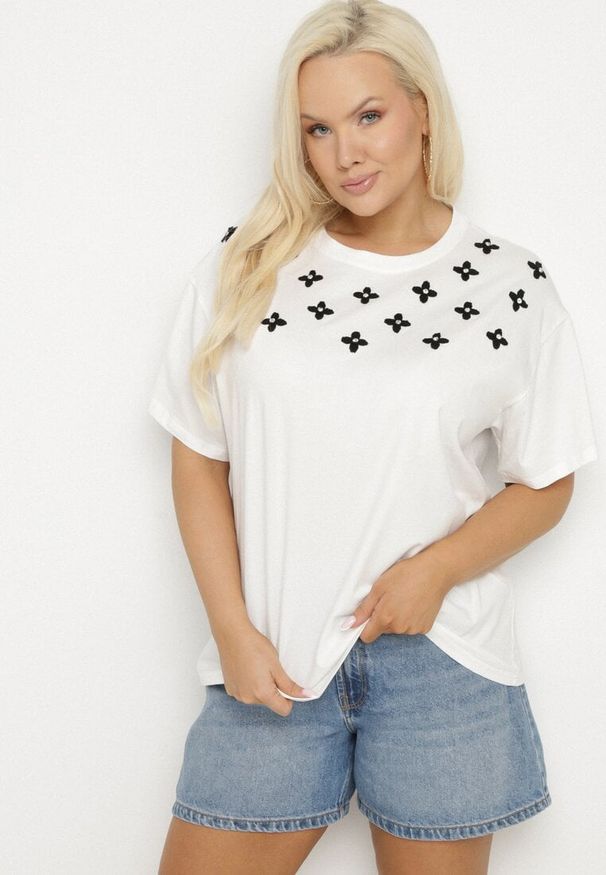 Born2be - Biały T-shirt z Bawełny Ozdobiony Cyrkoniami i Haftami Firarette. Okazja: na co dzień. Kolor: biały. Materiał: bawełna. Wzór: aplikacja, haft. Styl: klasyczny, casual