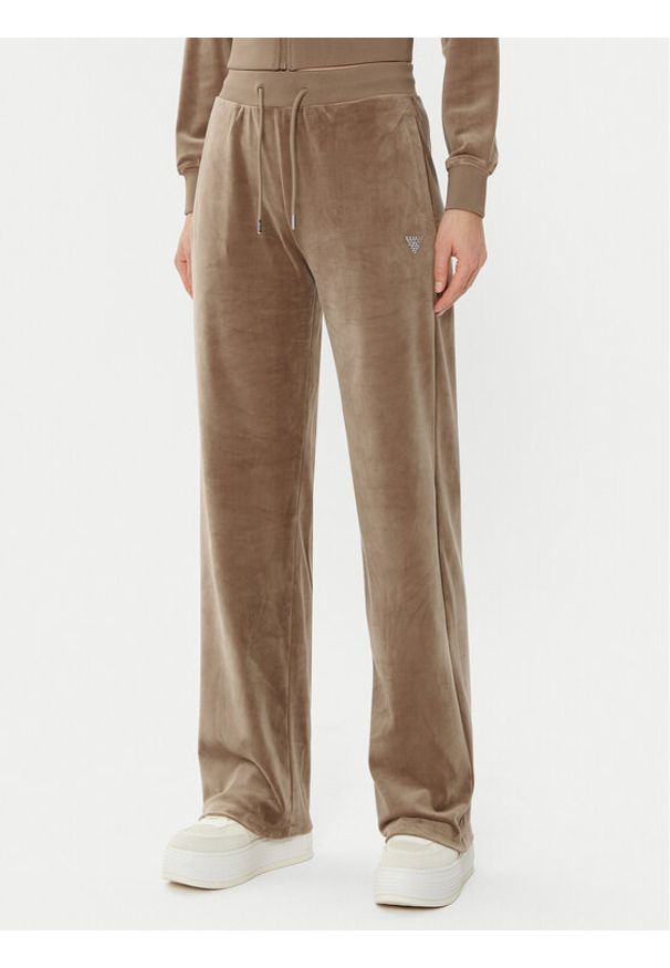 Guess Spodnie dresowe V3BB26 KBXI2 Brązowy Regular Fit. Kolor: brązowy. Materiał: syntetyk
