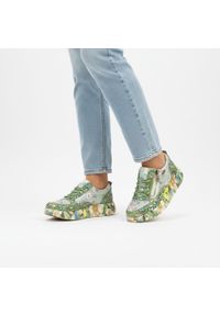Zielone Sneakersy Laura Vita Modne Obuwie Damskie. Okazja: na co dzień, na spacer. Zapięcie: sznurówki. Kolor: zielony. Materiał: skóra. Szerokość cholewki: normalna. Wzór: aplikacja, kwiaty. Styl: klasyczny, casual #7