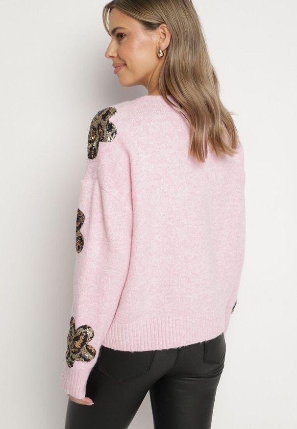Born2be - Różowy Sweter z Kwiatowymi Naszywkami i Cekinami Ciadora. Okazja: na co dzień. Kolor: różowy. Materiał: jeans. Wzór: kwiaty, aplikacja. Styl: elegancki, casual