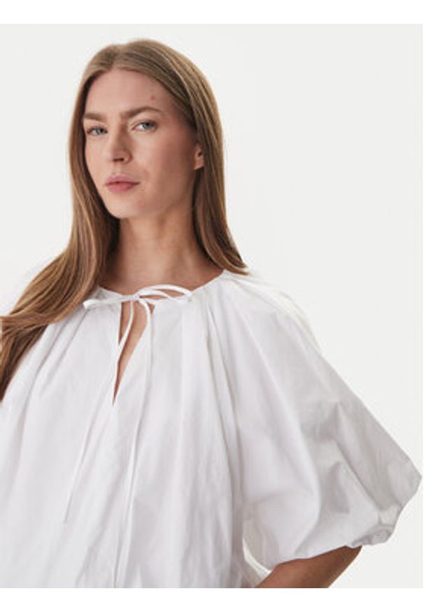 DKNY Bluzka DJ6W2228 Biały Regular Fit. Kolor: biały. Materiał: bawełna