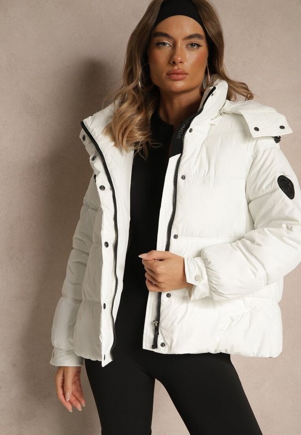 Renee - Biała Oversizowa Kurtka Puffer z Kapturem i Naszywką przy Rękawie Azine. Okazja: na co dzień. Typ kołnierza: kaptur. Kolor: biały. Materiał: jeans, dzianina. Wzór: aplikacja. Styl: casual