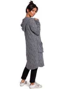 Polskie swetry - Długi ciepły sweter kardigan z warkoczowym splotem i kieszeniami. Okazja: na co dzień. Typ kołnierza: kaptur. Materiał: jeans, materiał, akryl. Długość rękawa: długi rękaw. Długość: długie. Wzór: ze splotem. Styl: casual, elegancki #3