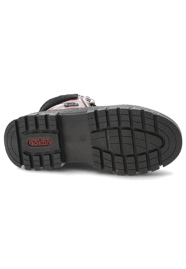 Botki damskie Rieker, futerko w środku i na płaskim obcasie zapinane na zamek, czerwone, Y0220-33. Okazja: na co dzień. Zapięcie: zamek, sznurówki. Kolor: czerwony. Szerokość cholewki: normalna. Materiał: futro, lakier. Sezon: zima. Obcas: na obcasie. Styl: casual, klasyczny. Wysokość obcasa: niski