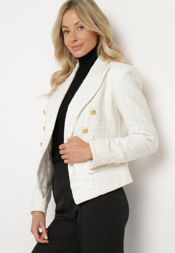 Born2be - Jasnobeżowa Marynarka o Taliowanym Kroju z Ozdobnymi Guzikami i Poduszkami w Ramionach Zinnesa. Okazja: na spotkanie biznesowe, na imprezę, do pracy. Kolor: beżowy. Materiał: jedwab. Styl: elegancki, biznesowy, klasyczny