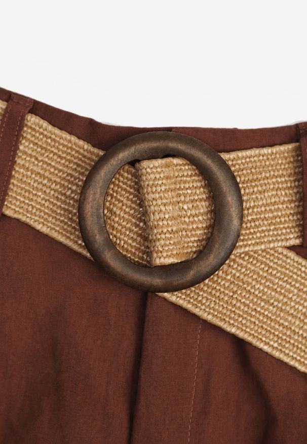 Renee - Brązowe Szorty Casual z Wiskozą High Waist Ozdobione Paskiem z Plecionki Kailee. Okazja: na co dzień. Stan: podwyższony. Kolor: brązowy. Materiał: wiskoza. Wzór: aplikacja. Styl: casual