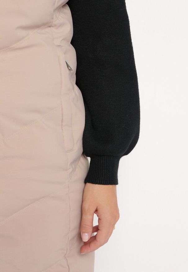 Born2be - Beżowa Długa Kamizelka Pikowana z Kapturem Elellaan. Typ kołnierza: kaptur. Kolor: beżowy. Materiał: futro. Długość: długie. Wzór: aplikacja