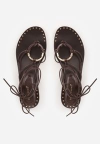 Renee - Ciemnobrązowe Sandały Japonki w Stylu Rzymianek z Metaliczną Aplikacją Nemorlyn. Okazja: na co dzień. Zapięcie: pasek. Kolor: brązowy. Materiał: len. Wzór: aplikacja. Sezon: lato. Obcas: na płaskiej podeszwie. Styl: boho, wakacyjny, casual #7