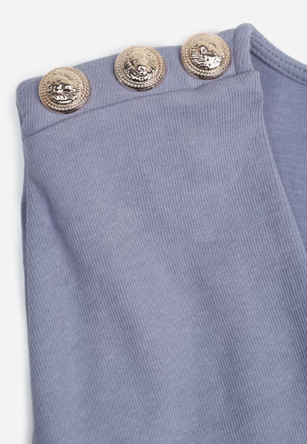 Renee - Jasnoniebieski Długi Kombinezon Wiązany w Pasie z Guzikami Na Ramionach Amile. Kolekcja: dla wysokich. Kolor: niebieski. Materiał: materiał, prążkowany. Długość rękawa: bez rękawów. Długość: długie. Wzór: aplikacja