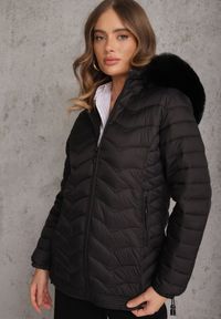 Renee - Czarna Przejściowa Kurtka z Pikowaniem Bocznymi Ściągaczami i Kapturem Fezizia. Okazja: na co dzień. Kolor: czarny. Materiał: futro, poliester, jeans. Styl: casual, elegancki #1