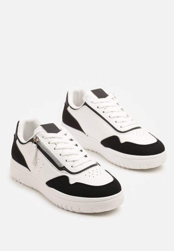 Born2be - Biało-Czarne Sneakersy na Niskiej Platformie z Ozdobnym Suwakiem i Perforacją Ulivane. Okazja: na co dzień. Kolor: biały. Materiał: jeans. Obcas: na platformie