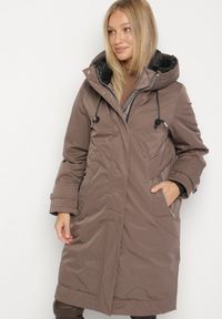 Born2be - Brązowa Pudełkowa Kurtka Typu Parka z Kapturem i Kieszeniami Kaithraea. Typ kołnierza: kaptur. Kolor: brązowy. Materiał: jeans. Sezon: zima. Styl: klasyczny, elegancki