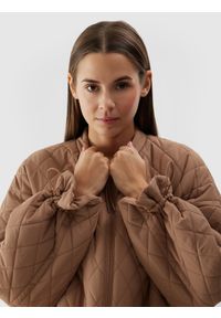 4f - Kurtka puchowa z wypełnieniem syntetycznym damska - brązowa. Okazja: na co dzień. Typ kołnierza: kołnierzyk stójkowy. Kolor: brązowy. Materiał: syntetyk, puch. Długość: długie. Wzór: gładki. Styl: klasyczny, casual, sportowy #1