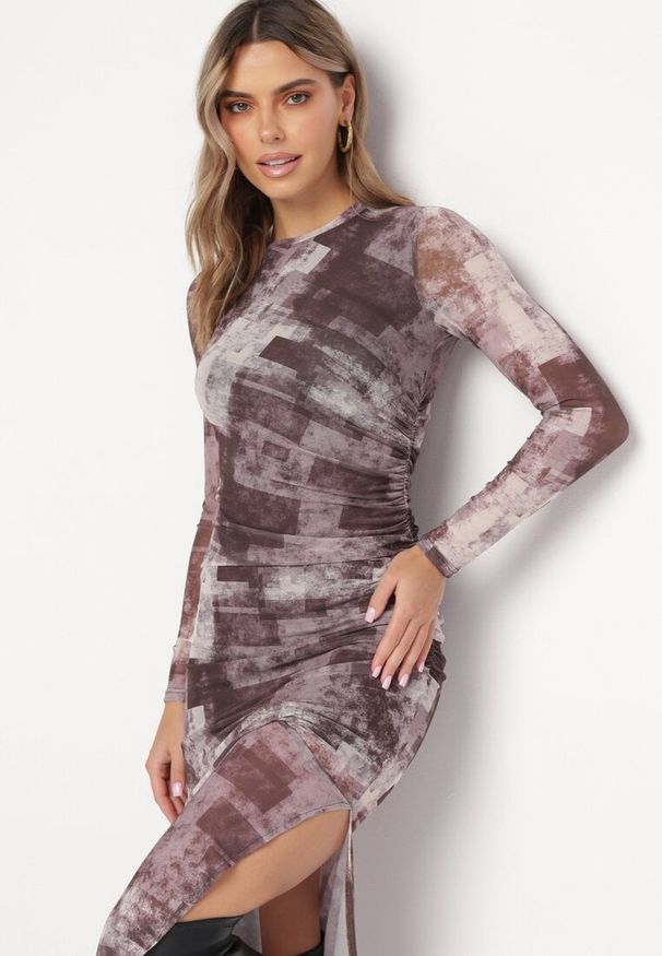 Born2be - Brązowa Dopasowana Sukienka Maxi w Fantazyjny Print Sartine. Kolor: brązowy. Wzór: nadruk. Długość: maxi