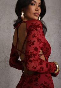 Renee - Czerwona Sukienka VICES Bodycon z Siateczki Ozdobionej Wzorem w Kwiaty Rivita. Okazja: na studniówkę, na imprezę. Typ kołnierza: dekolt kwadratowy. Kolor: czerwony. Wzór: aplikacja, kwiaty. Typ sukienki: bodycon. Styl: elegancki #3