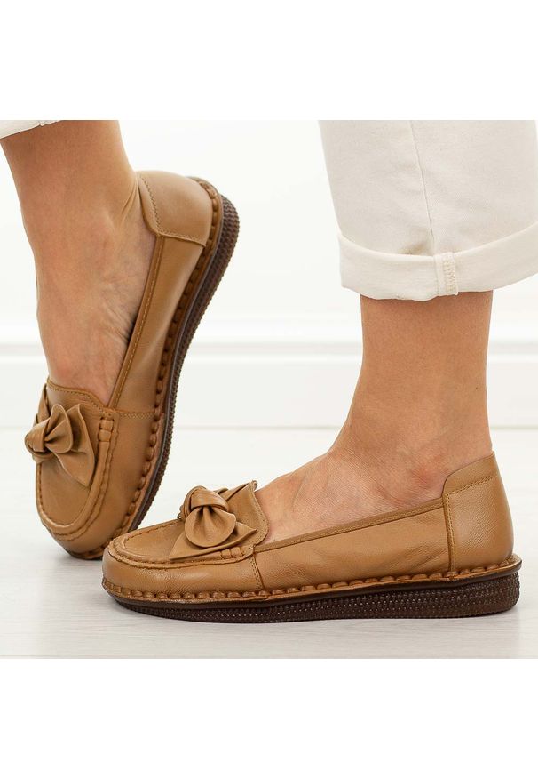 Camelowe skórzane półbuty damskie Cambell 15312. Okazja: na co dzień. Nosek buta: okrągły. Materiał: skóra. Szerokość cholewki: normalna. Sezon: wiosna, lato, jesień. Styl: casual, klasyczny, elegancki