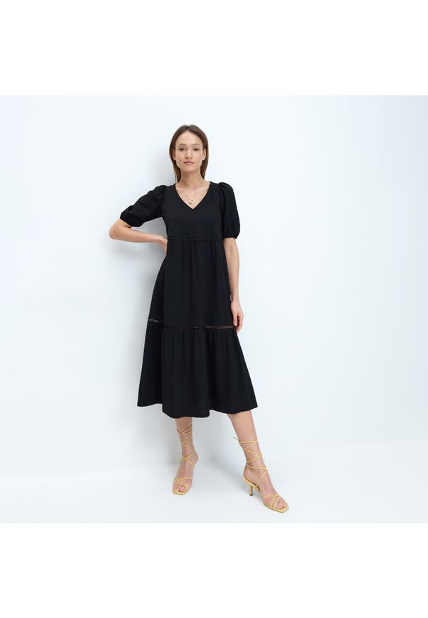Mohito - Sukienka midi - Czarny. Kolor: czarny. Długość: midi
