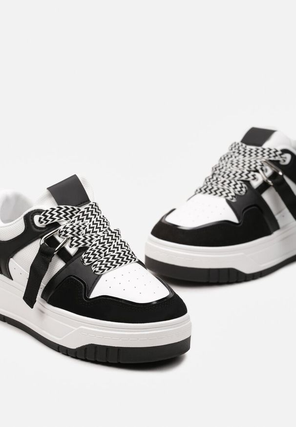 Born2be - Czarno-Białe Sneakersy na Grubej Podeszwie z Ozdobnymi Sznurówkami i Zawieszką Xalenia. Okazja: na co dzień. Nosek buta: okrągły. Zapięcie: sznurówki. Kolor: czarny. Materiał: jeans