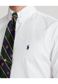 Ralph Lauren - RALPH LAUREN - Biała koszula Oxford Custom Fit. Okazja: na spotkanie biznesowe. Typ kołnierza: polo, button down. Kolor: biały. Materiał: bawełna, tkanina. Długość rękawa: długi rękaw. Długość: długie. Wzór: haft. Styl: klasyczny, biznesowy
