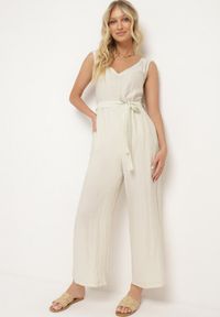 Born2be - Jasnobeżowy Wiskozowy Kombinezon na Ramiączkach z Materiałowym Paskiem i Gumkami w Talii Zadia. Kolor: beżowy. Materiał: wiskoza, materiał. Długość rękawa: na ramiączkach #1