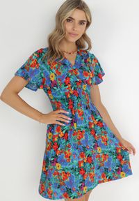 Born2be - Niebieska Sukienka Mini z Szeroką Gumką w Talii i Kopertowym Dekoltem Nevun. Typ kołnierza: dekolt kopertowy. Kolor: niebieski. Materiał: wiskoza. Wzór: kolorowy, aplikacja, kwiaty. Sezon: lato. Typ sukienki: kopertowe. Długość: mini #4