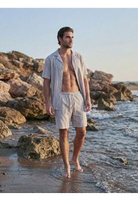 Sinsay - Bawełniane szorty w paski - zielony. Kolor: zielony. Materiał: bawełna. Wzór: paski