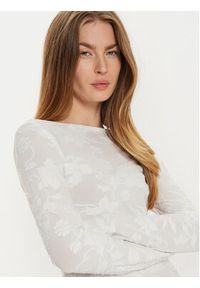 Gina Tricot Bluzka 89120 Biały Slim Fit. Kolor: biały. Materiał: syntetyk