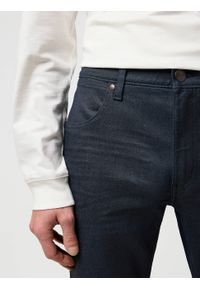 Wrangler - MĘSKIE SPODNIE WRANGLER GREENSBORO INDIGO COATED 112370719 #6