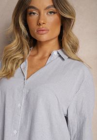 Renee - Granatowo-Biała Koszula Klasyczna w Delikatne Paseczki Arffia. Okazja: na spotkanie biznesowe. Kolor: niebieski. Materiał: jeans. Długość rękawa: długi rękaw. Długość: długie. Wzór: paski. Styl: klasyczny